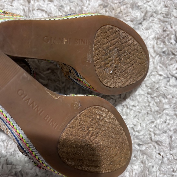 Women’s colorful woven wedges size 7 Gianni Bini - Picture 3 of 5